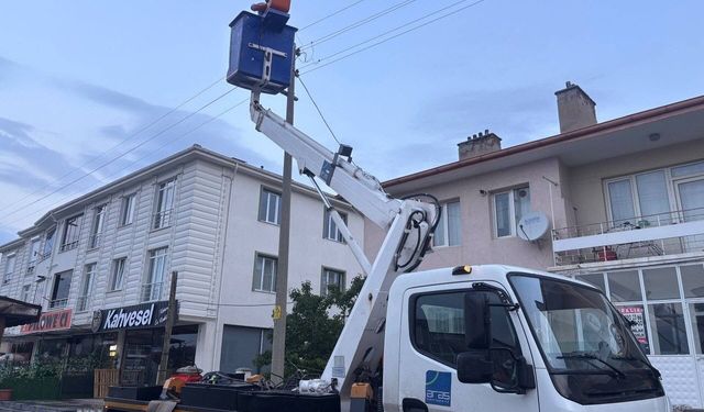 Erzincan’da elektrik direğinde tehlikeli anlar: Mahalle sakinleri paniğe kapıldı