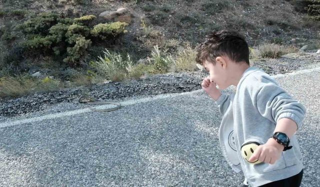 Erzincan'da minik çocuk ilk kez gördüğü yılana şaşkınlıkla baktı