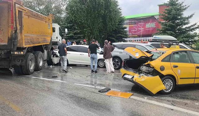 Erzurum'da 10 araçlı kazada 5 kişi yaralandı