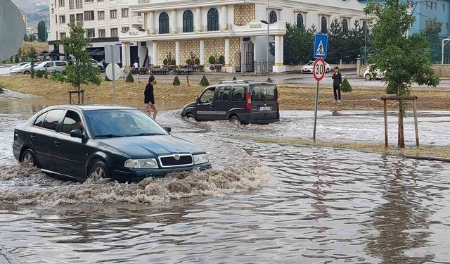 Erzurum'da 10 dakikalık yağış sürücülere zor anlar yaşattı