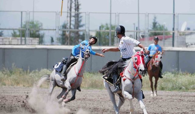 Erzurum'da cirit maçları nefes kesti