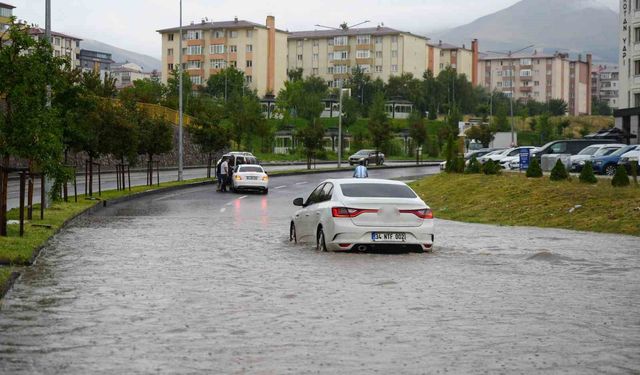 Erzurum'da yağış trafiği durma noktasına getirdi