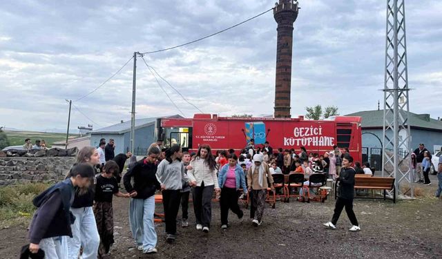 Gezici Kütüphane Kars’ta çocukların yüzünü güldürdü