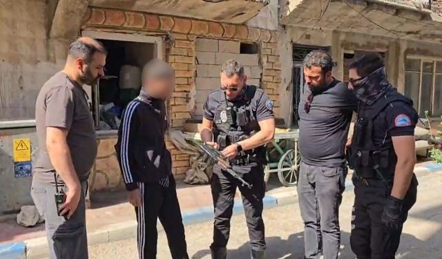 Kar maskeli şahıs polisi alarma geçirdi: Elindeki silah oyuncak çıktı