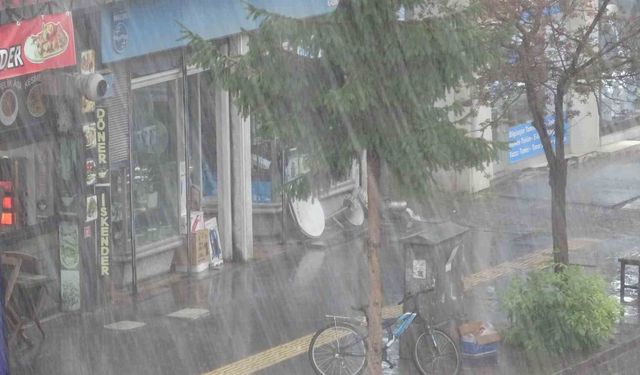 Kars'ta sağanak ve dolu etkili oldu: Cadde ve sokaklar göle döndü
