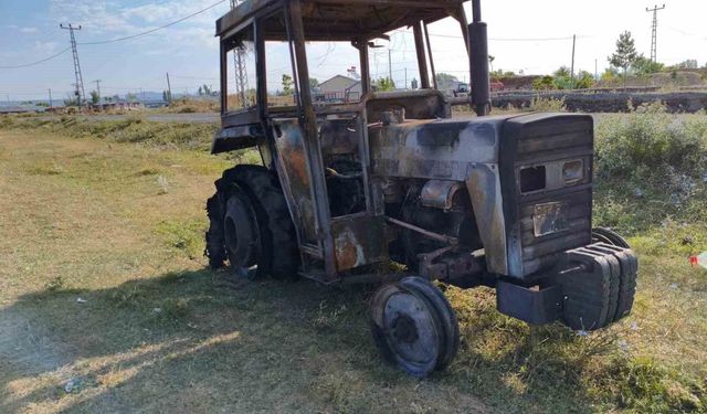 Kars'ta traktör alevlere teslim oldu