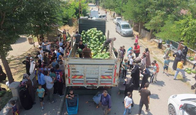 Muş’ta yüzleri güldüren karpuz ikramı: 8 mahallede ücretsiz dağıtıldı
