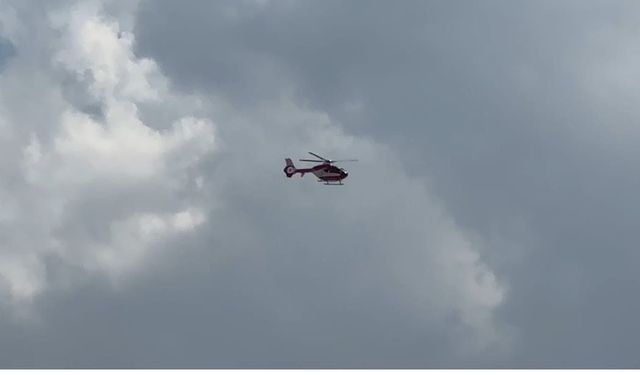 Pnömoni hastası helikopter ambulansla Derecik'ten Yüksekova'ya sevk edildi