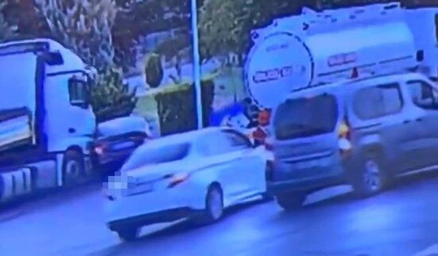 Tırın otomobili sürüklediği kaza kameraya yansıdı