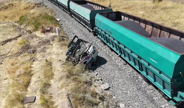 Tren ile kamyon hemzemin geçitte çarpıştı: 1 yaralı