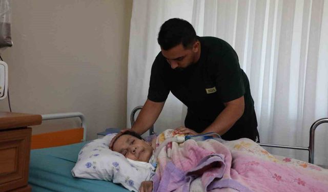 Tunceli'de fedakârlık örneği: 3 yıldır annesinin başından bir an olsun ayrılmıyor