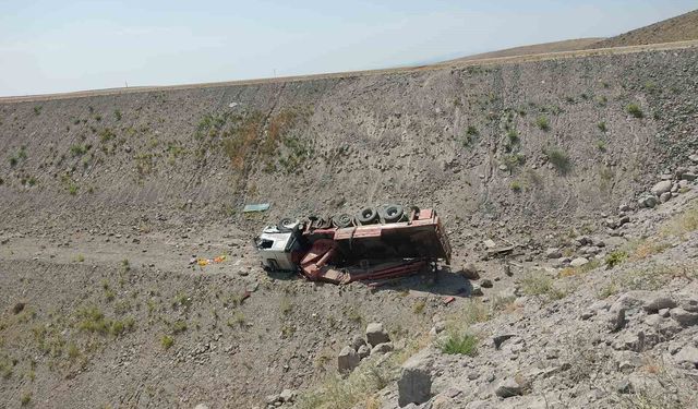 Tunceli'de uçuruma yuvarlanan vinçten 1 kişi yaralı kurtuldu