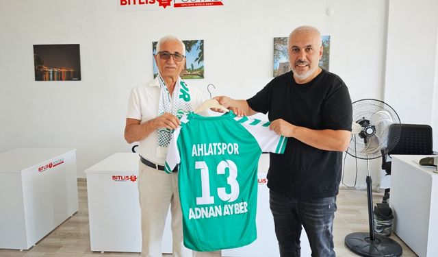 Ahlat Spor’dan AHLATISDER Başkanı Adnan Ayber’e forma jesti
