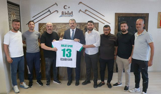 Ahlat Spor’dan Kaymakam Kaya’ya forma takdimi
