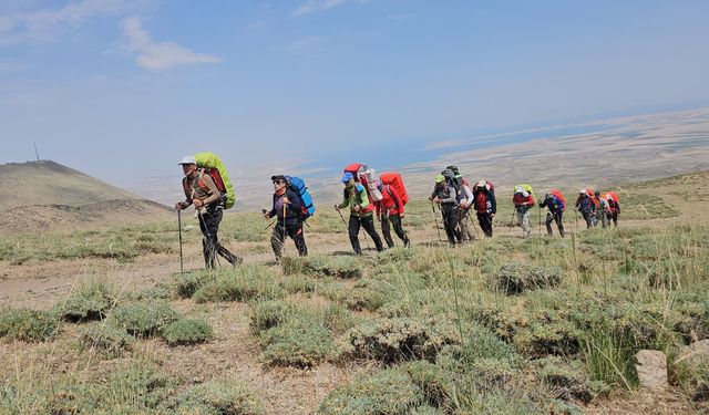 İranlı dağcılardan Süphan Dağı'na zirve tırmanışı