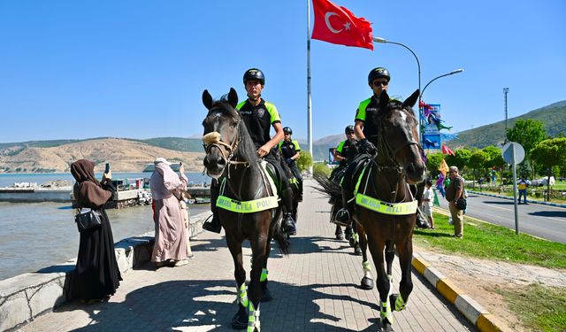 Atlı polis birlikleri Bitlis sokaklarında
