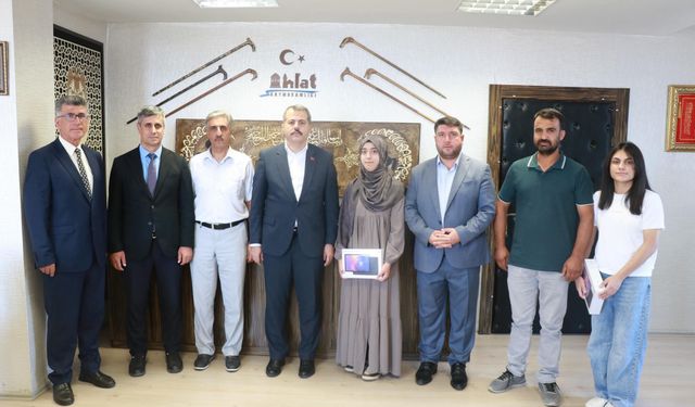 Ahlat'ın YKS ve LGS birincileri ödüllendirildi