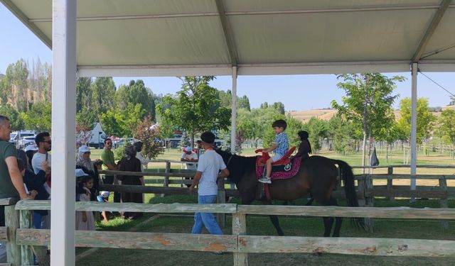 Ahlat’ta miniklerin ata binme heyecanı