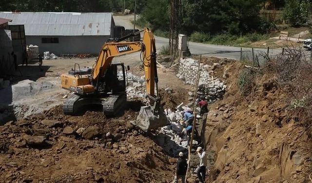 Bitlis’te yol genişletme çalışmaları sürüyor