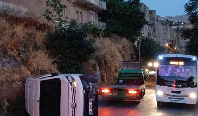Kalealtı’nda araç yan yattı: 4 yaralı