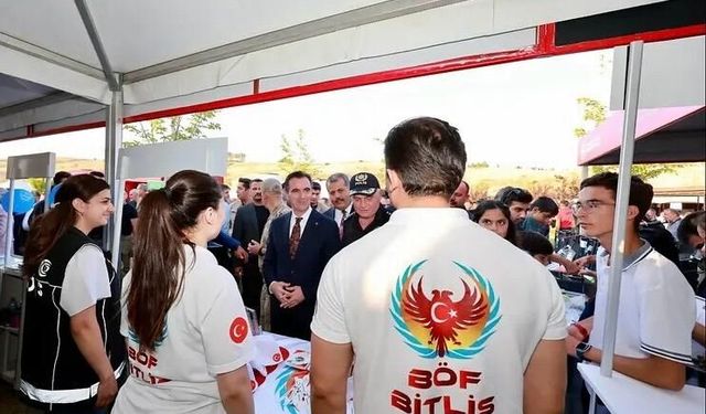 Vali Karakaya’dan Ahlat’ta teknoloji ve güvenlik stantlarına yakın inceleme