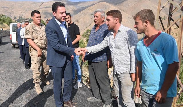 Hizan Kaymakamı Öztürk köylerde vatandaşlarla buluştu