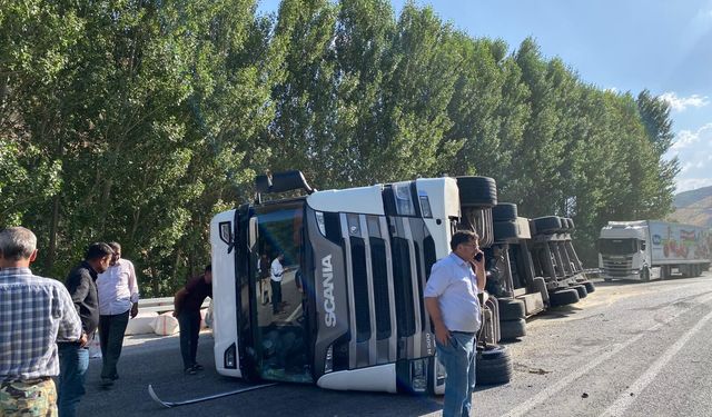 Tatvan’da saman yüklü tır devrildi: Sürücü hafif yaralandı