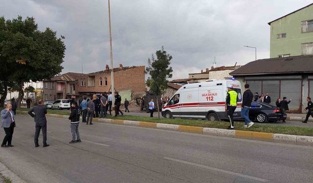 Erzurum'da iki aile arasında silahla çatışma: 1'i polis 12 yaralı
