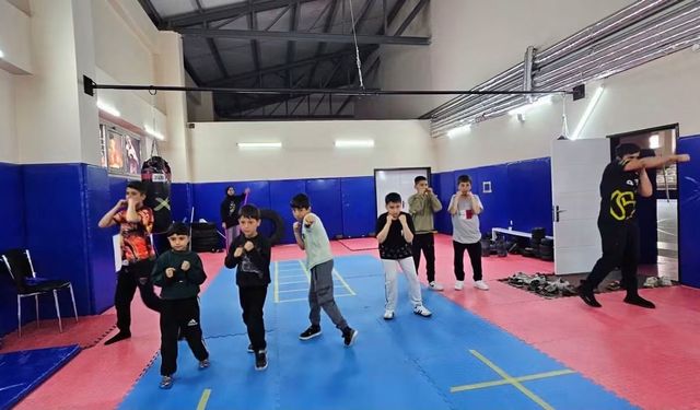 Hasköy'de gençler boks eğitimiyle geleceğe hazırlanıyor