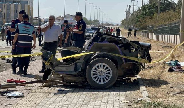 Kazada otomobil ikiye bölündü: 2 ölü, 2 yaralı