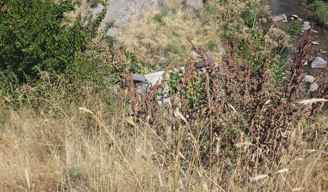 Ahlat’ta otomobil eğimli araziye savruldu: 1 yaralı