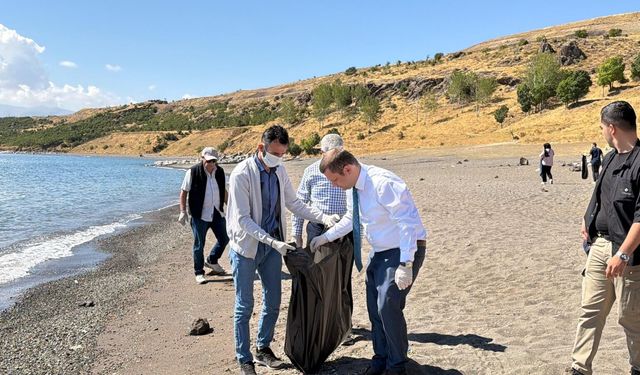 Van Gölü kıyısından 4 ton çöp toplandı