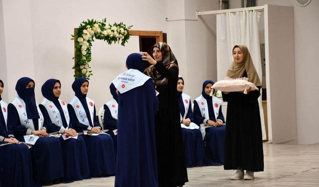 Adilcevaz’da 19 bayan hafız, hafızlık icazet belgelerini alarak taç giydi