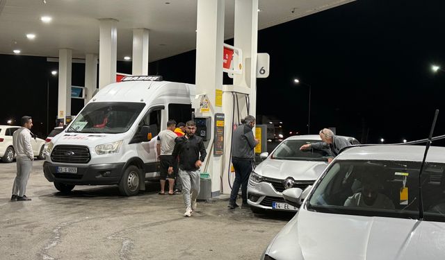 Tatvan’da zam öncesi akaryakıt kuyruğu