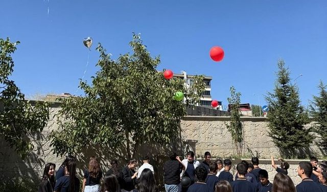 Tatvan’da öğrencilerden Gazze’deki çocuklara gökyüzünden destek