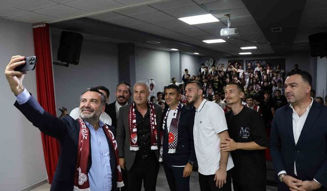 Elazığ'da unutulmaz karşılama: Okulda tribün havası esti