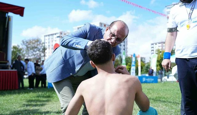 Güreş müsabakasında sakatlandı, ilk müdahaleyi Belediye Başkanı yaptı