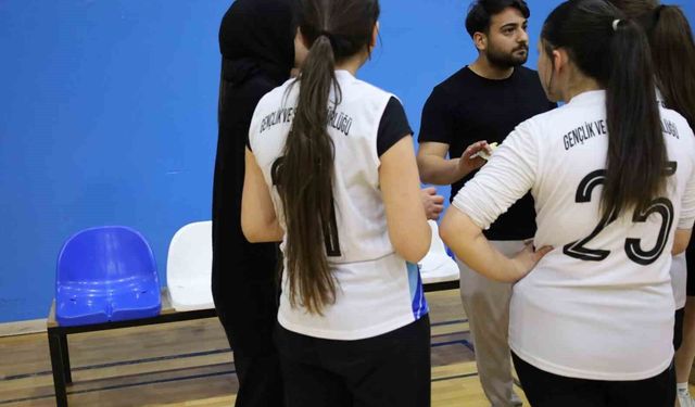 Kız çocukları voleybol sahasında dostluk için buluştu