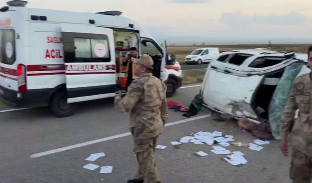 Patnos'ta 7 kişinin bulunduğu araç takla attı