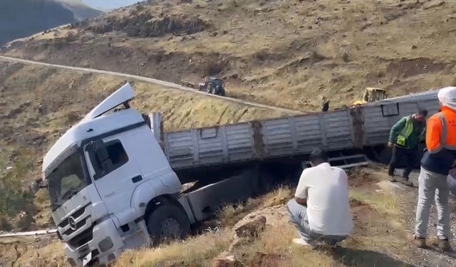 Solhan’da facianın eşiğinden dönüldü: Tır uçurum kenarında mahsur kaldı