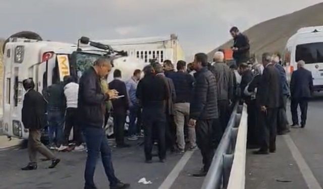 Van yolunda tır yan yattı: 1 yaralı