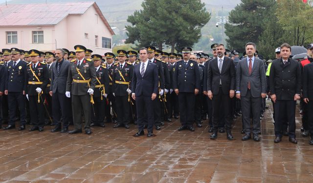 Bitlis’te Cumhuriyet Bayramı Öncesi Atatürk Anıtı’na çelenk sunuldu