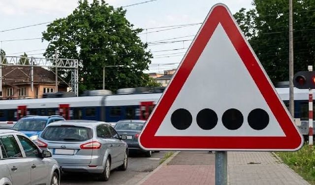 Dört siyah noktalı trafik tabelası hangi ülkede kullanılıyor, işaretin anlamı nasıl öğrenildi?