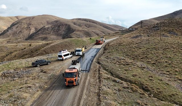 Hizan’da 13 kilometrelik grup yolunda asfalt çalışmaları sürüyor