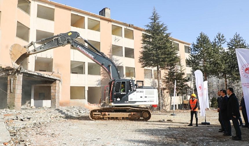 Bitlis'in eski hükümet konağı binasında yıkım çalışmaları başladı