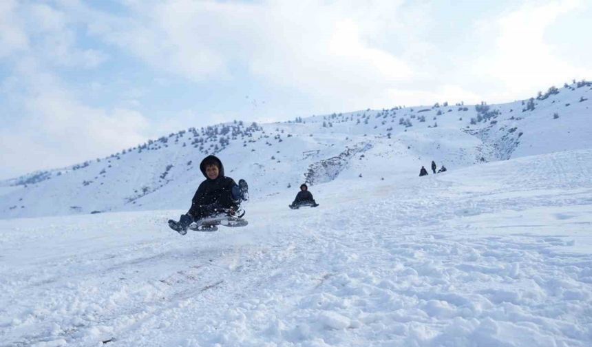 Kendi pistlerinde kayan Muşlu çocukların eğlenceli anları