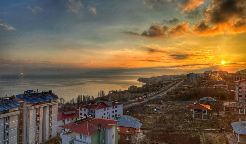 Ahlat’ta gün batımı güzelliği