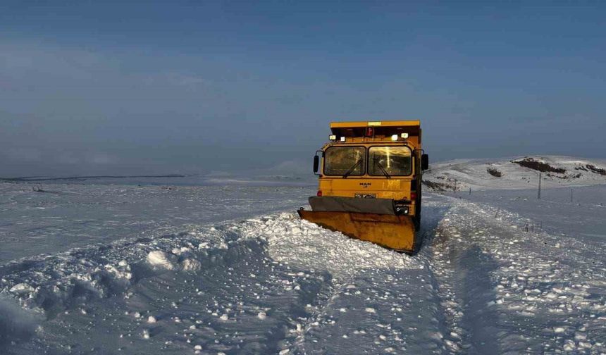 Ardahan’da kar ve buzlanma nedeniyle araçlar yolda kaldı