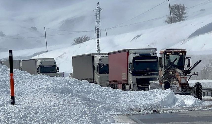 Çığ düşen Yüksekova-Esendere kara yolu yeniden ulaşıma açıldı