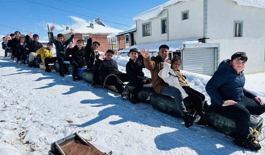 Çocuklar Bidonla Kaymanın Tadını Çıkarıyor!